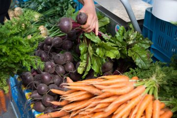 benefits of farm to table - shopping farmers market
